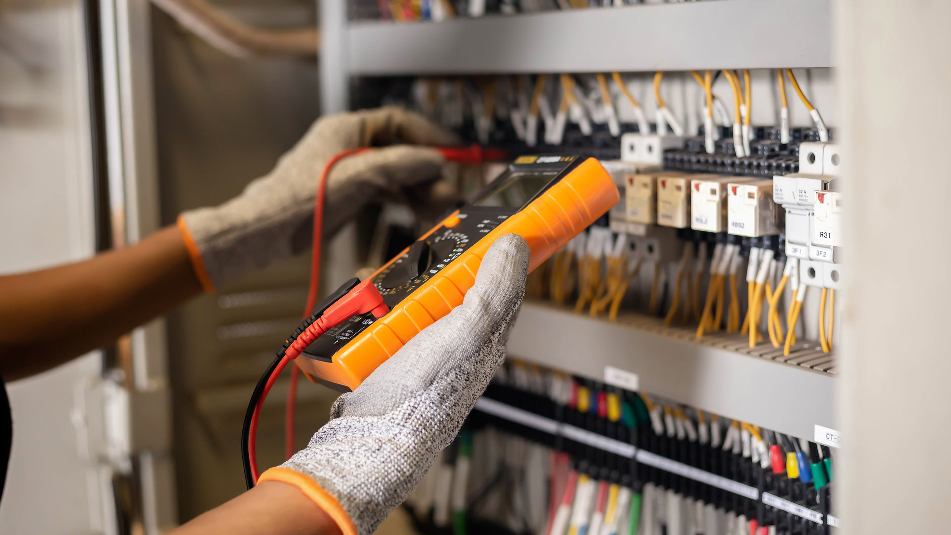Electrician,Engineer,Uses,A,Multimeter,To,Test,The,Electrical,Installation